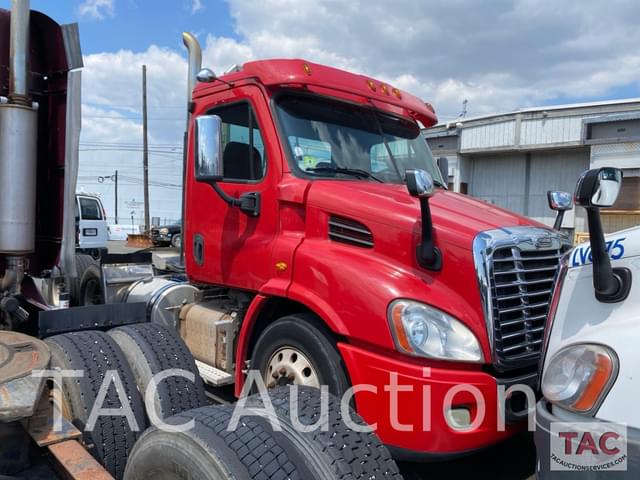 Image of Freightliner Cascadia equipment image 4