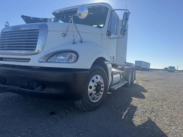 Image of Freightliner Columbia equipment image 2