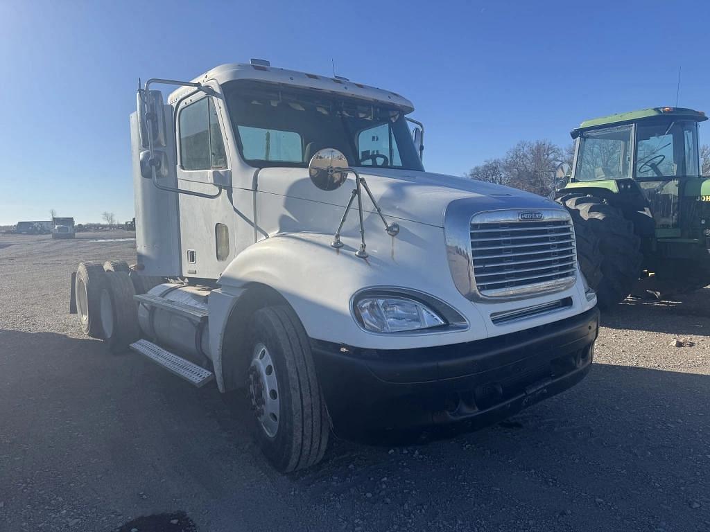 Image of Freightliner Columbia Primary image