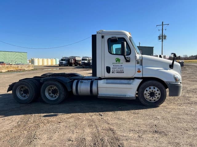 Image of Freightliner Cascadia equipment image 4