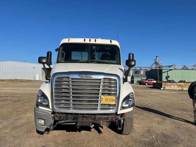 Image of Freightliner Cascadia equipment image 2