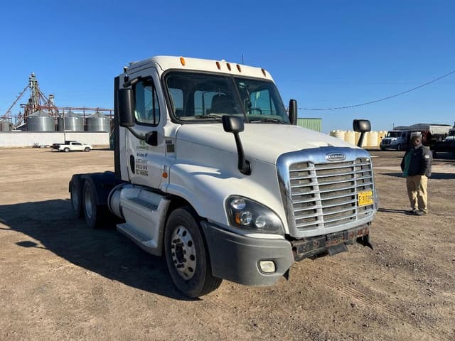 Image of Freightliner Cascadia equipment image 3