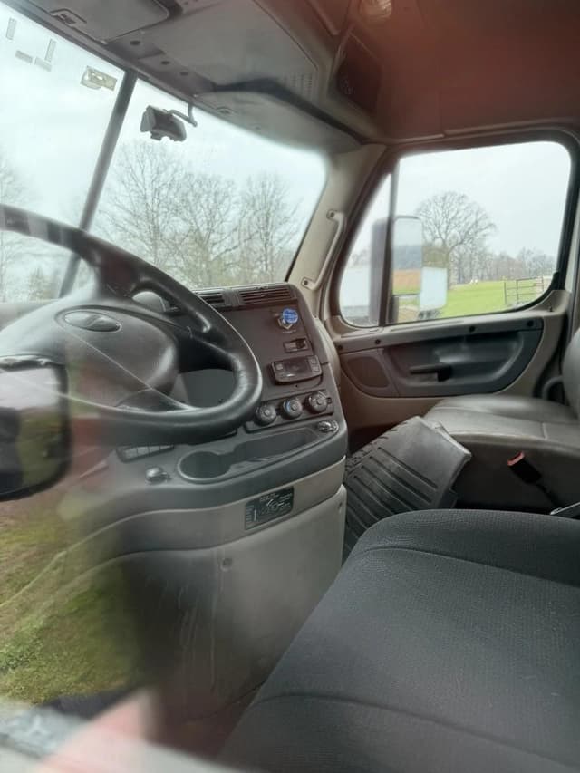 Image of Freightliner Cascadia 113 equipment image 4