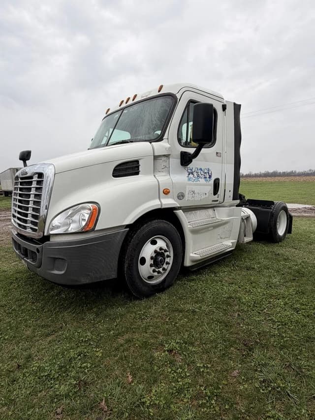 Image of Freightliner Cascadia 113 equipment image 3