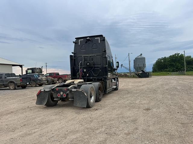 Image of Freightliner Cascadia equipment image 3