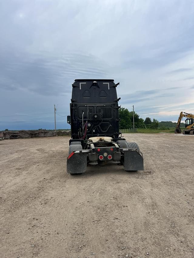 Image of Freightliner Cascadia equipment image 2