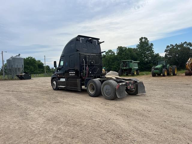Image of Freightliner Cascadia equipment image 1