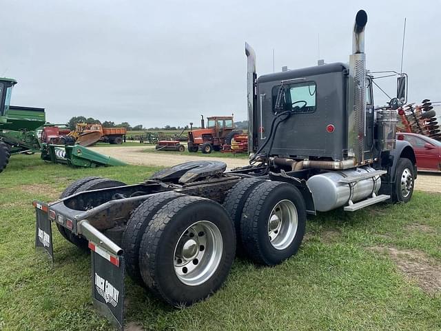 Image of Freightliner Classic equipment image 3