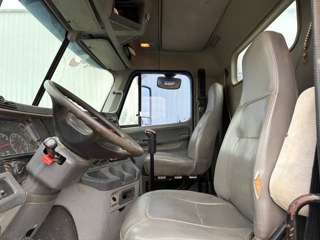 Image of Freightliner Columbia 120 equipment image 3