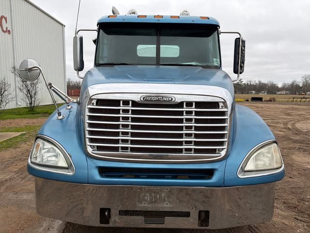 Image of Freightliner Columbia 120 equipment image 2
