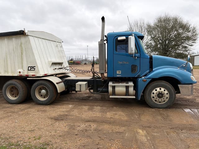 Image of Freightliner Columbia 120 equipment image 1