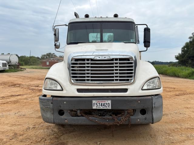 Image of Freightliner Columbia 120 equipment image 2