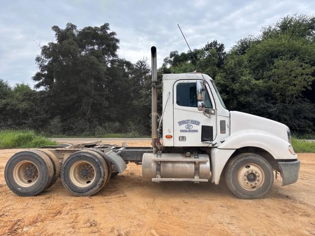 Image of Freightliner Columbia 120 equipment image 1