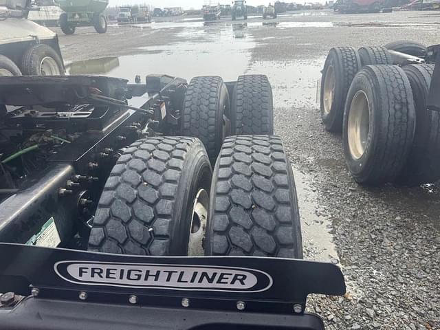 Image of Freightliner Columbia equipment image 4