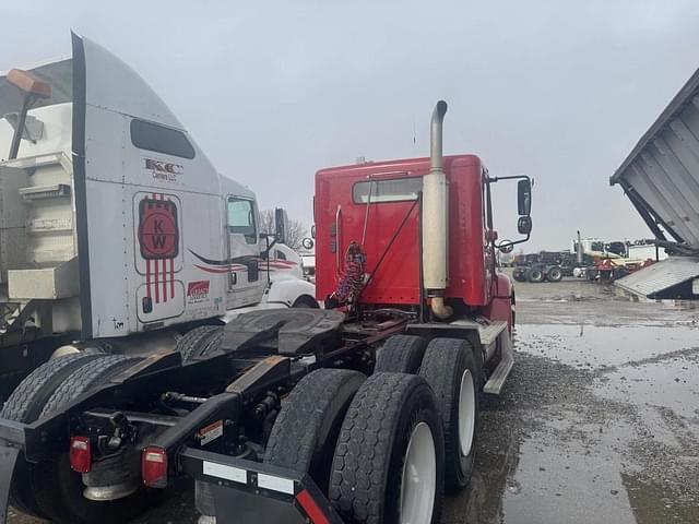 Image of Freightliner Columbia equipment image 1