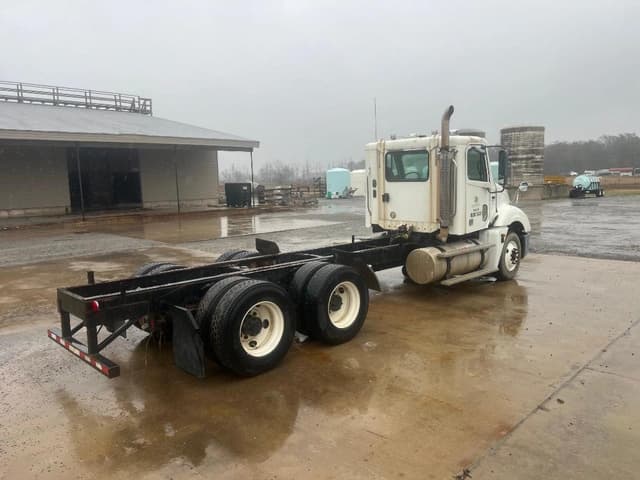 Image of Freightliner Columbia equipment image 4