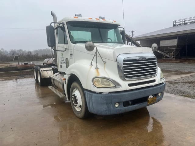 Image of Freightliner Columbia equipment image 2