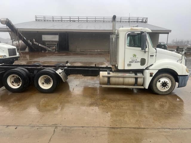 Image of Freightliner Columbia equipment image 3