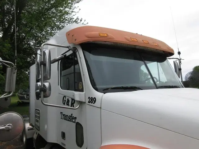 Image of Freightliner Columbia equipment image 2