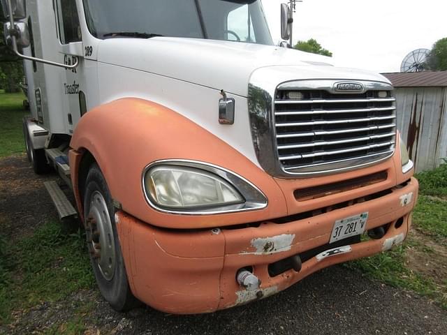 Image of Freightliner Columbia equipment image 1