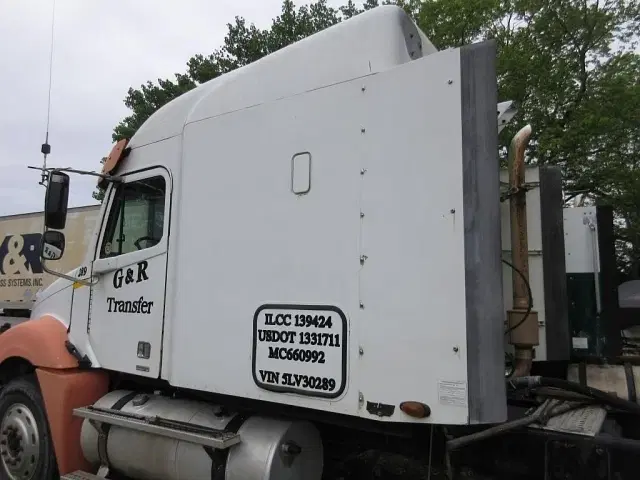 Image of Freightliner Columbia equipment image 4