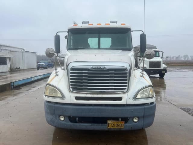 Image of Freightliner Columbia equipment image 1