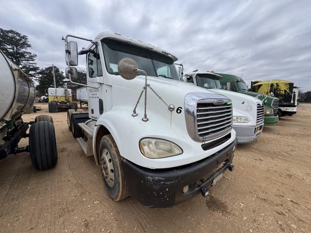 Image of Freightliner Columbia equipment image 4