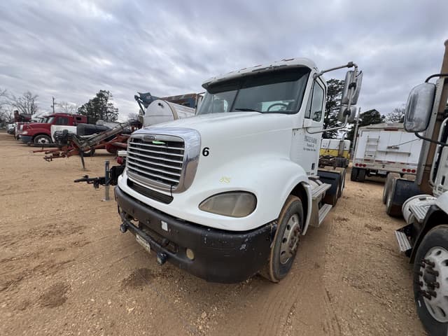 Image of Freightliner Columbia equipment image 1