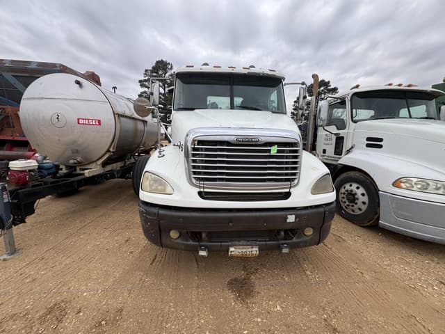 Image of Freightliner Columbia equipment image 2