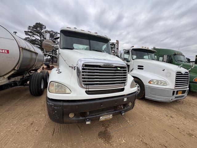 Image of Freightliner Columbia equipment image 3