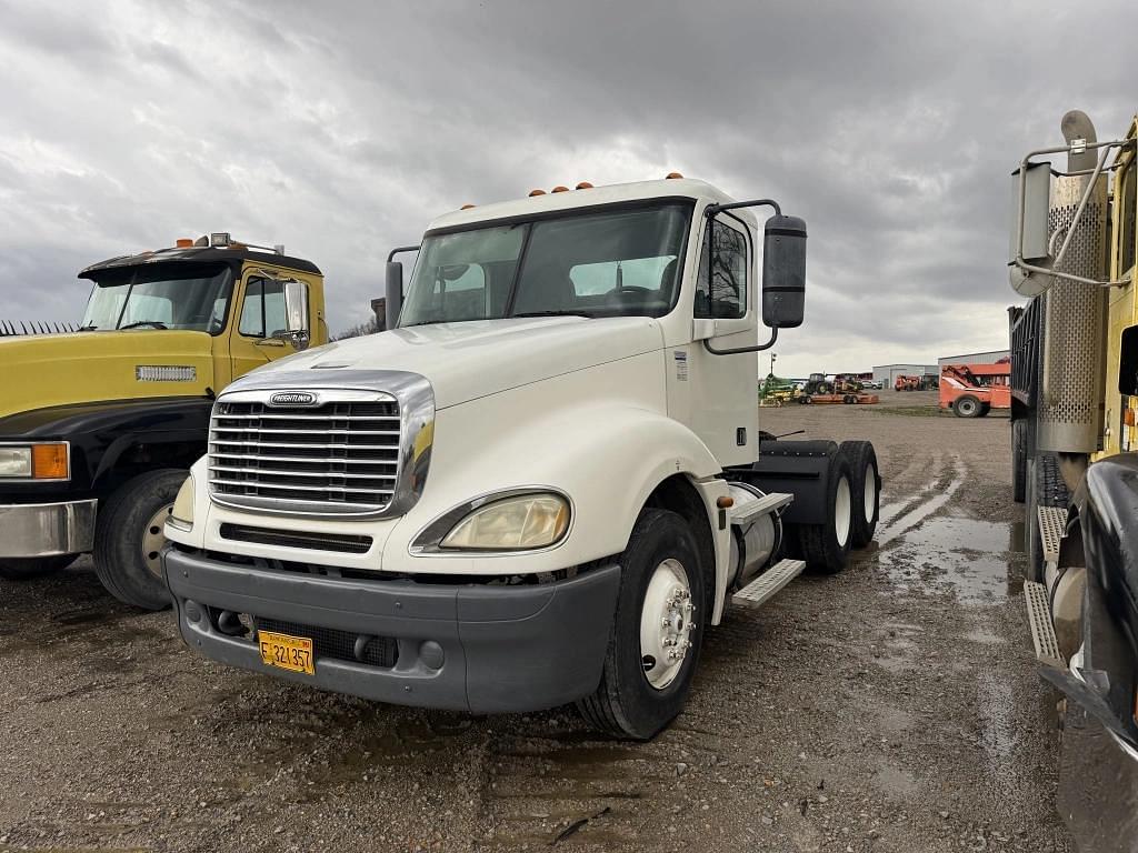 Image of Freightliner Columbia Primary image