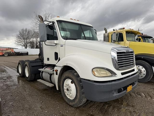 Image of Freightliner Columbia equipment image 1