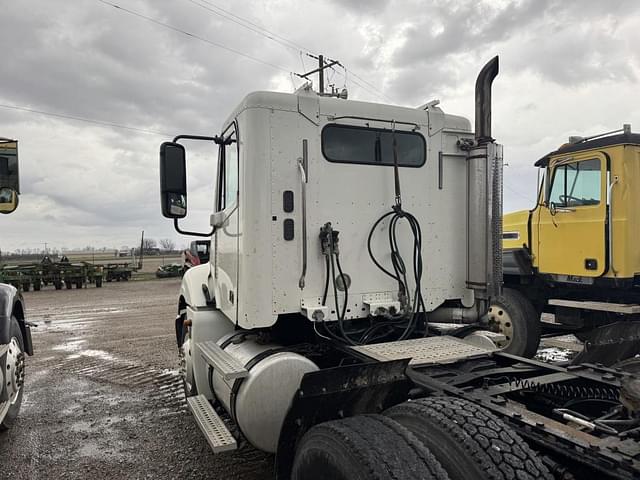 Image of Freightliner Columbia equipment image 2