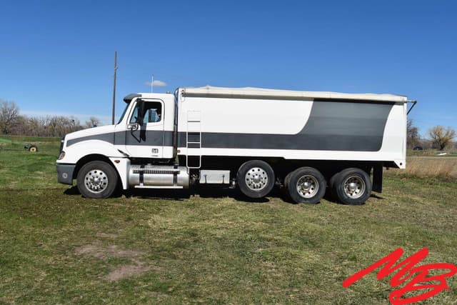 Image of Freightliner Columbia equipment image 3