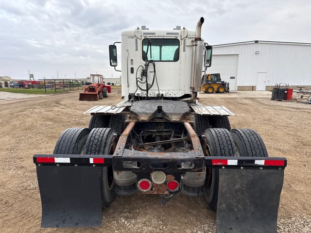 Image of Freightliner Columbia equipment image 2