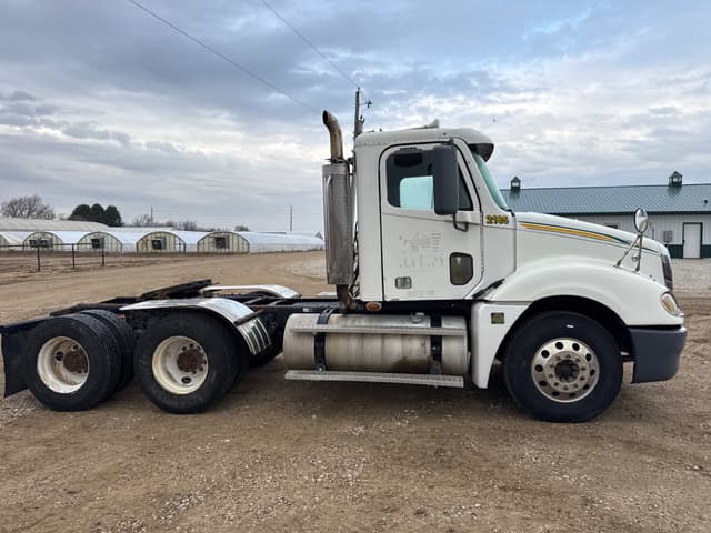 Image of Freightliner Columbia equipment image 4