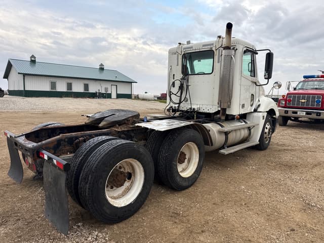 Image of Freightliner Columbia equipment image 3