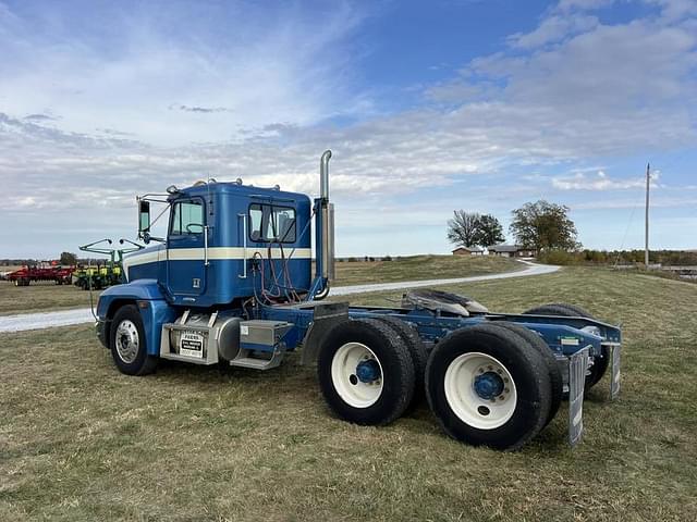 Image of Freightliner FLD120 equipment image 3