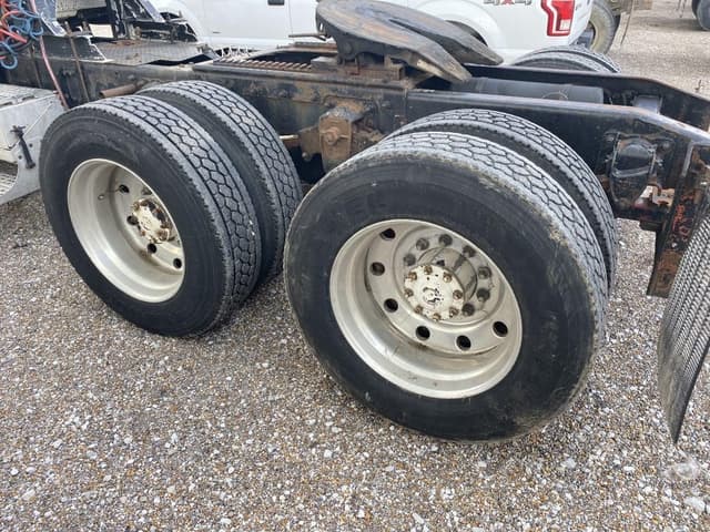 Image of Freightliner FLD120 equipment image 3