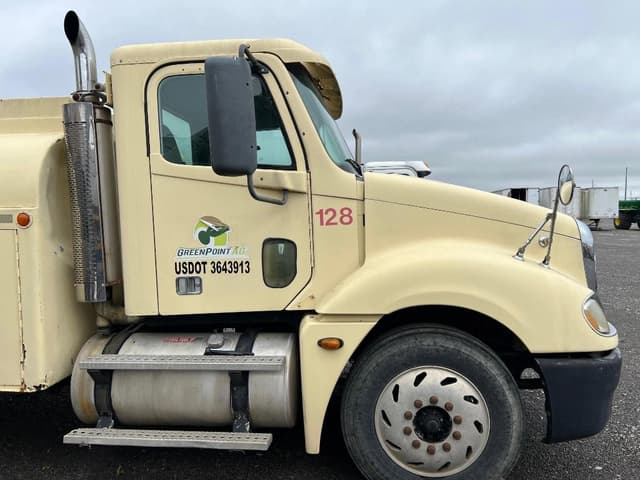 Image of Freightliner Columbia equipment image 1