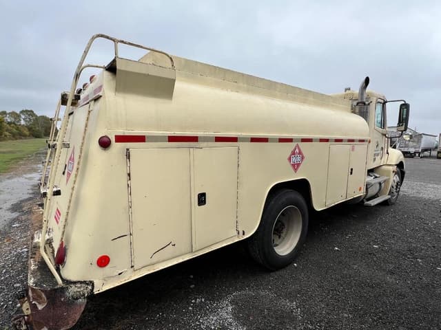 Image of Freightliner Columbia equipment image 2