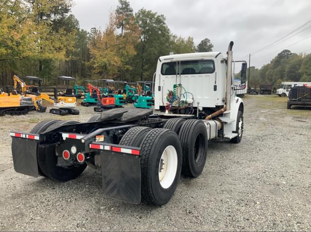 Image of Freightliner M2 106 equipment image 4