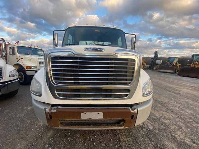 Image of Freightliner M2 equipment image 4