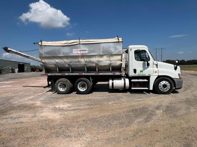Image of Freightliner Cascadia equipment image 3