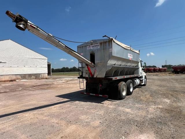 Image of Freightliner Cascadia equipment image 4