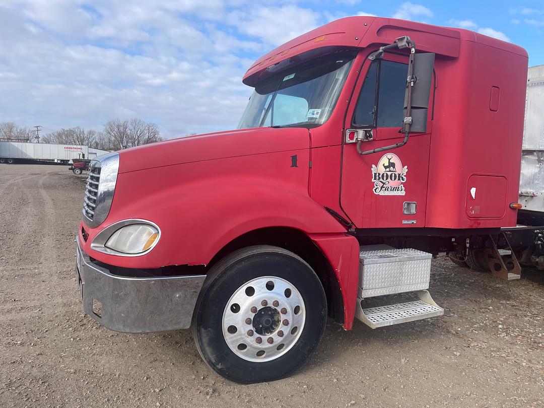 Image of Freightliner Columbia 120 Primary image