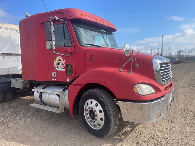 Image of Freightliner Columbia 120 equipment image 2