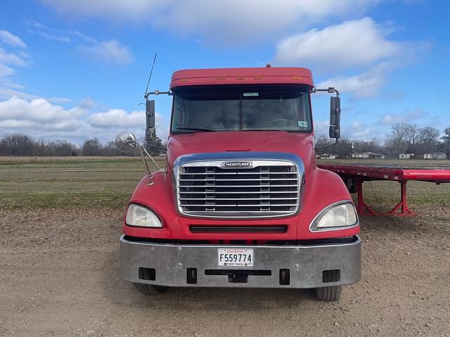 Image of Freightliner Columbia 120 equipment image 1