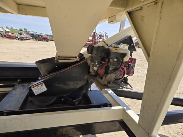 Image of Friesen Seed Titan SE equipment image 4