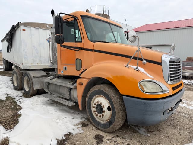 Image of Freightliner Columbia 120 equipment image 2